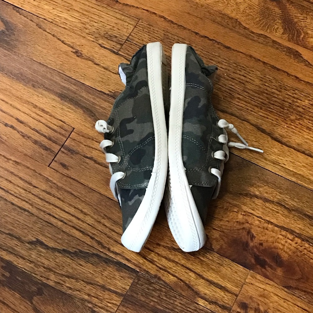 Time & Tru Camouflage Camo Slip On Sneaker Shoes
Washable - Memory Foam
Ladies 7 - Picture 12 of 13